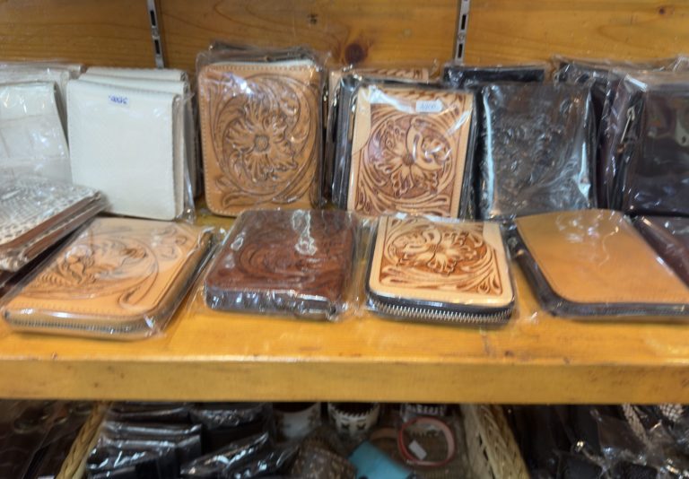 カービングレザー製品には多くのアイテムがありますが、それぞれに機能性・エイジングの違い・選ぶ際のポイントがあります。