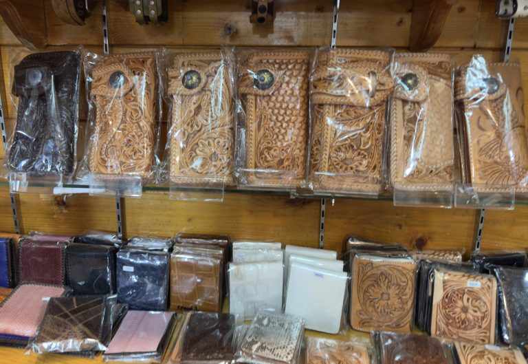 フローラル、スカル、ドラゴン…人気のカービング模様に込められた意味を紹介。選ぶ楽しさと奥深さがわかる一編です。