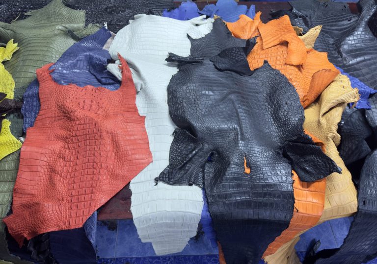 一生モノのクロコダイル財布、どの色を選ぶべきか迷っていませんか？