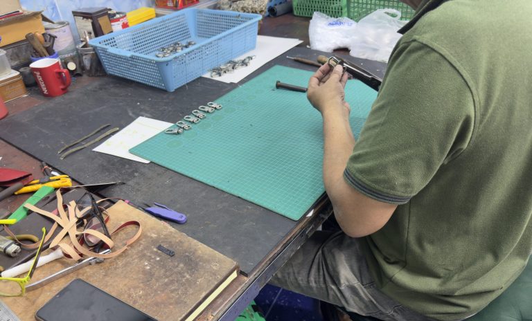 手彫りのカービングには、作り手の心が込められています。