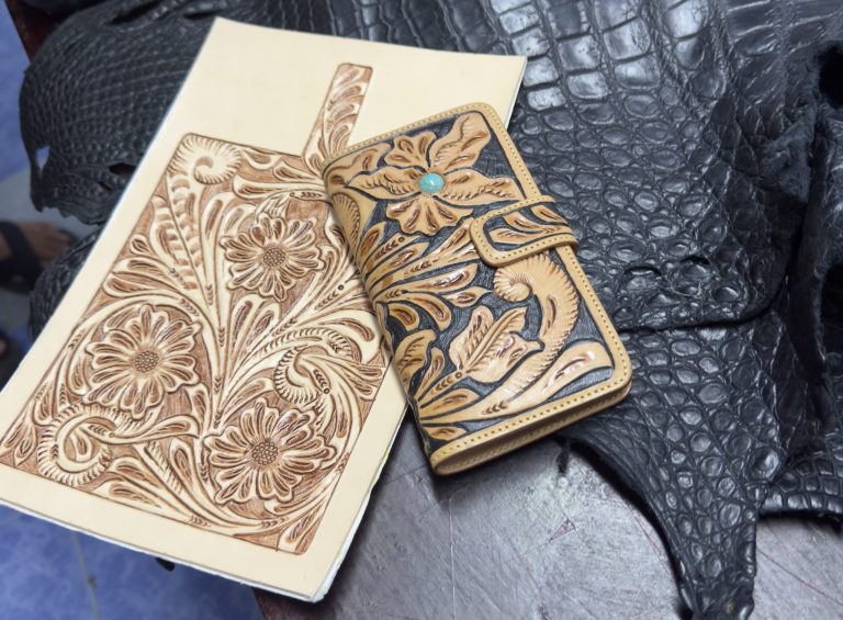 カービングとは、彫刻のように「革を彫る」技法