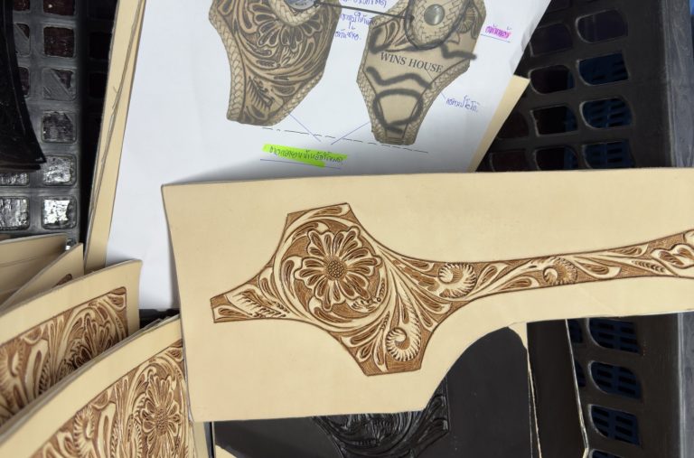 ヌメ革とは、植物性タンニンを使って時間をかけて鞣（なめ）された、最も自然に近い革