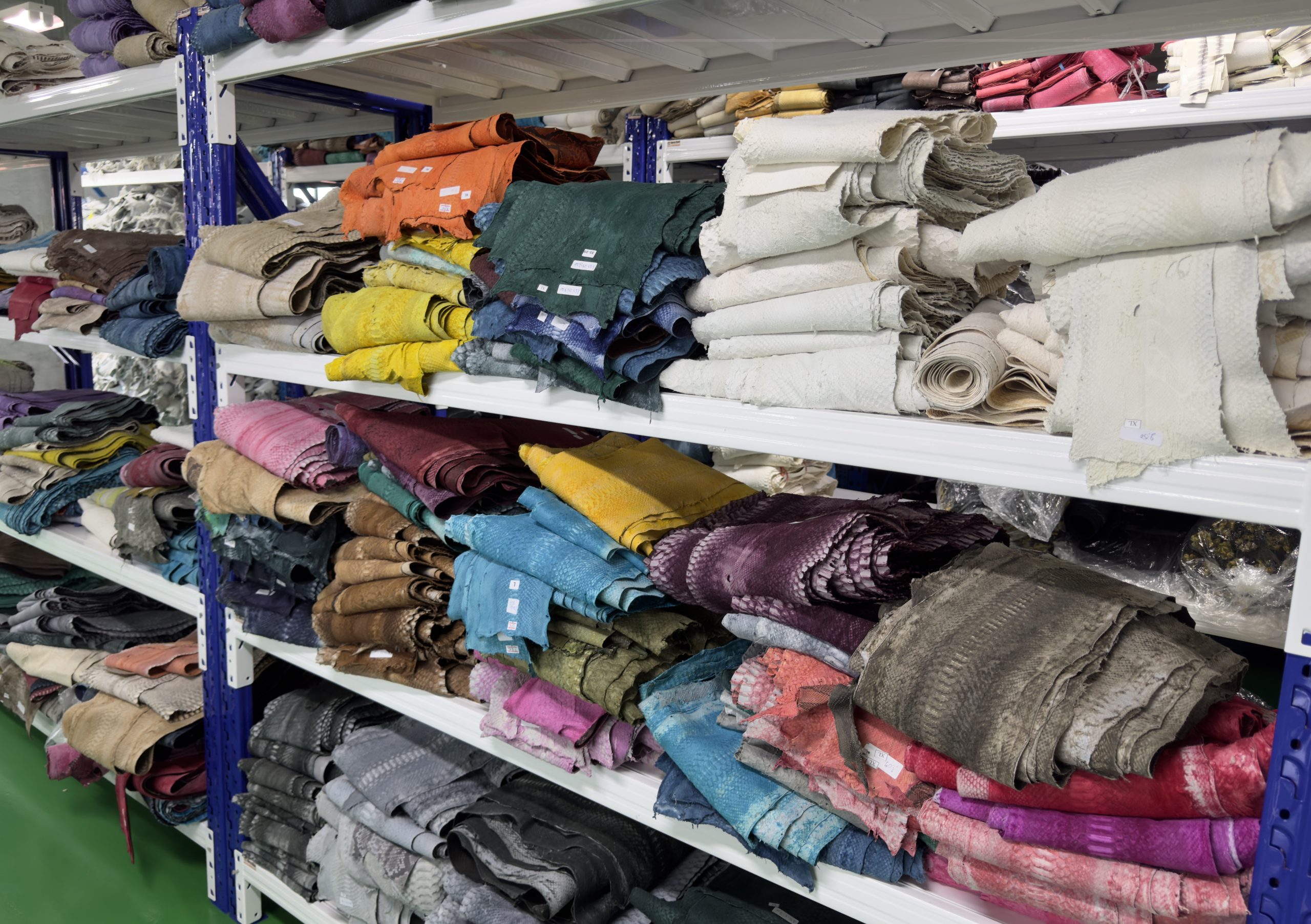 パイソンレザーは流通ルートが限られている