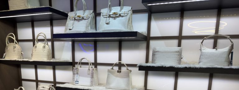 >完全限定生産　熟練の職人が丁寧に手作業で作成したハンドメイド