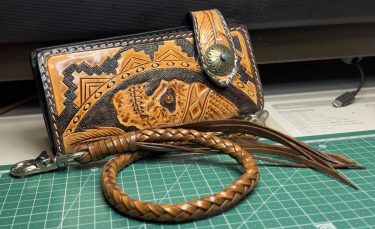 カービング製品が完成するまでの主要工程である「打刻」「染色」「縫製」、製品の裏側にある技術と情熱